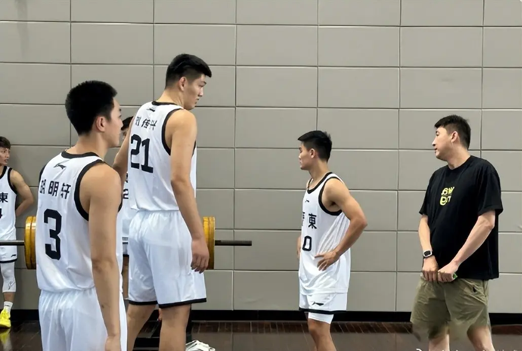 全员集结！广东男篮二沙岛集训 黑白矮同框 就差崔永熙 杜锋提新要求