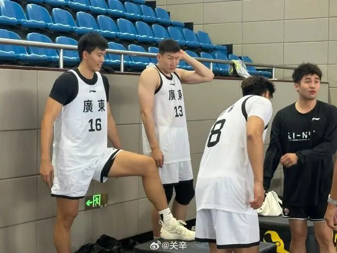 大结局阵容！广东全运男篮亮相：“黑白矮”合体 李炎哲领衔豪华内线