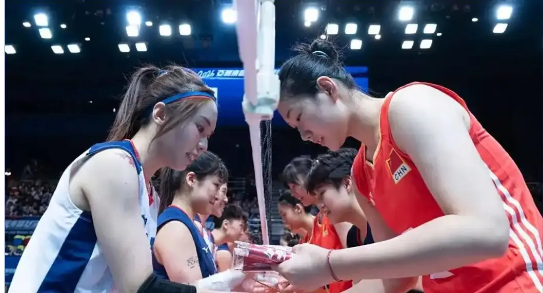 中国女排冠军教头遭网暴，球迷呼吁3人回归，整体排球过时了吗