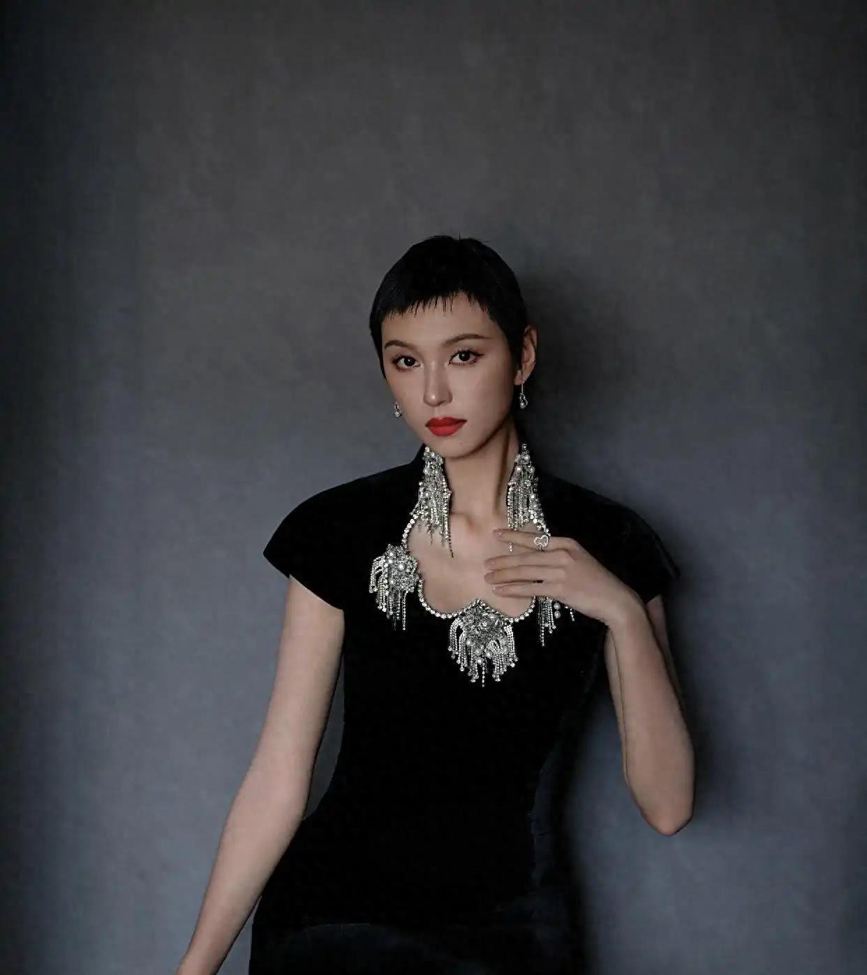王丹妮：以“平头”诠释女战士，展现演员本真