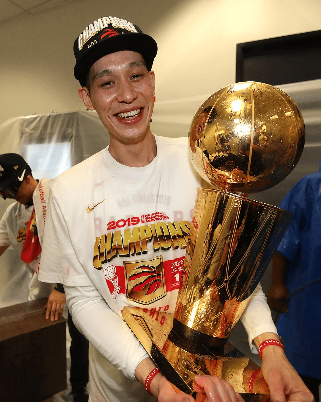 猛龙官方晒组图祝福林书豪：祝你退役快乐，冠军