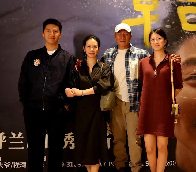绝了！胡军185+卢芳175，17岁儿子190，24岁女儿180