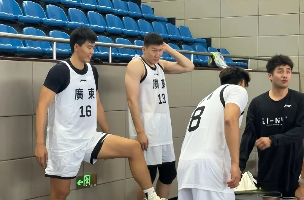 全员集结！广东男篮二沙岛集训 黑白矮同框 就差崔永熙 杜锋提新要求