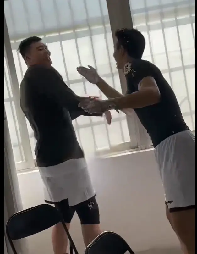 广东给焦泊乔过生日，赵睿周鹏猛砸蛋糕，焦泊乔只能欺负李炎哲