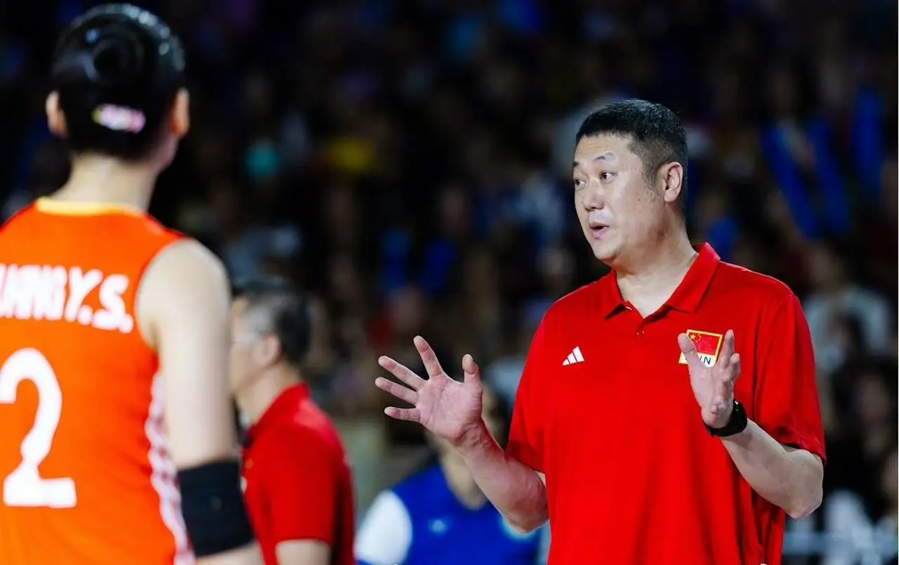 朱婷应该归队！赖亚文难辞其咎，整体排球行不通，中国女排做错了