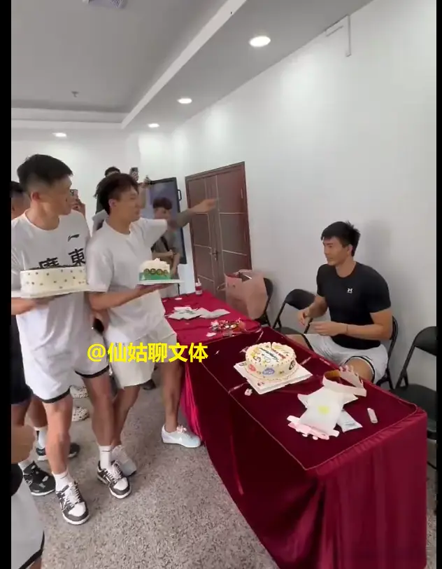 广东给焦泊乔过生日，赵睿周鹏猛砸蛋糕，焦泊乔只能欺负李炎哲