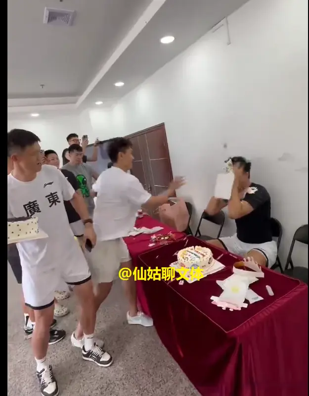广东给焦泊乔过生日，赵睿周鹏猛砸蛋糕，焦泊乔只能欺负李炎哲