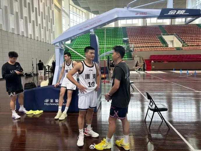 大结局阵容！广东全运男篮亮相：“黑白矮”合体 李炎哲领衔豪华内线
