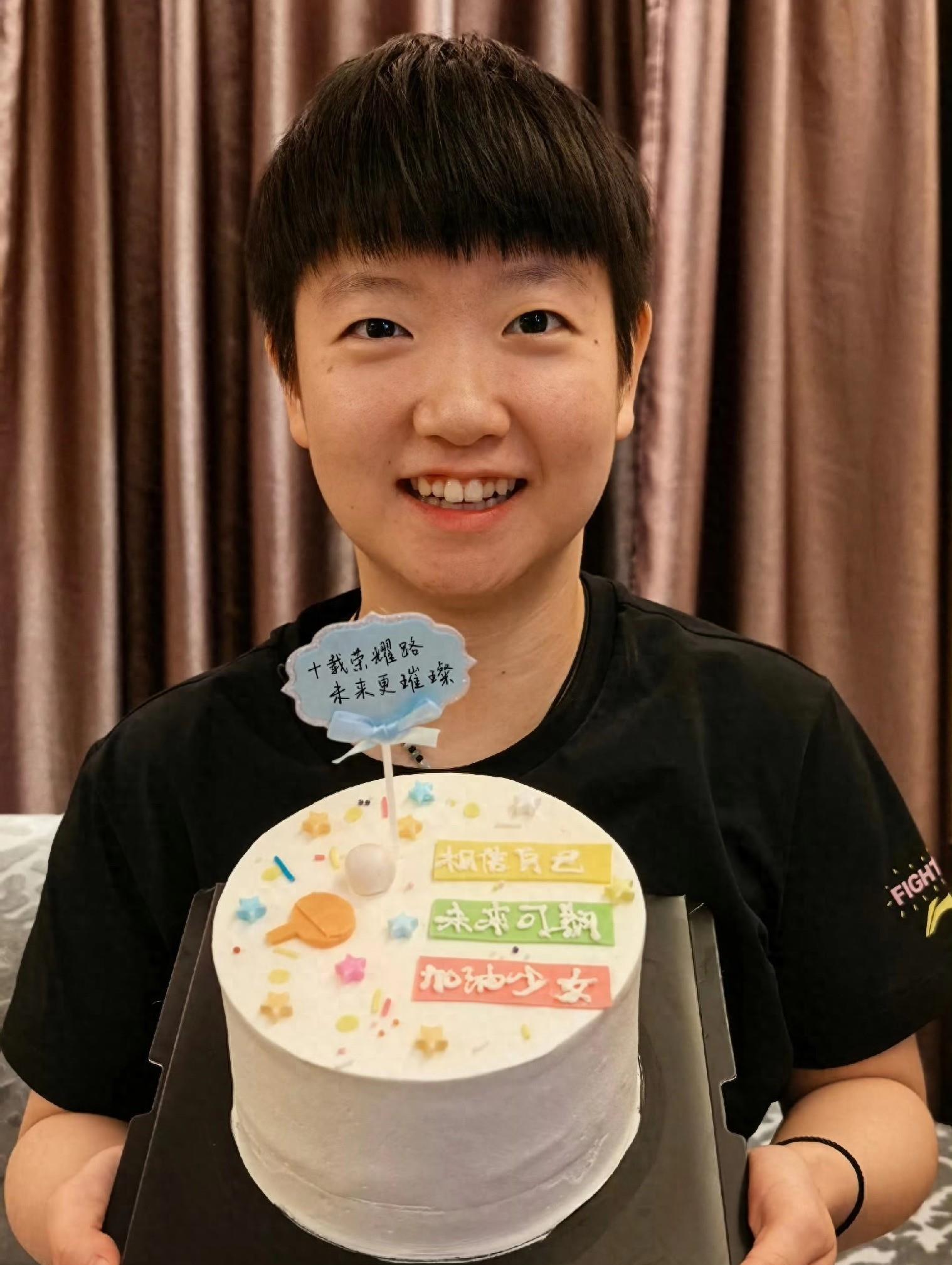 莎莎发文进入国家队十年，网友期待一个“加油小豆包”