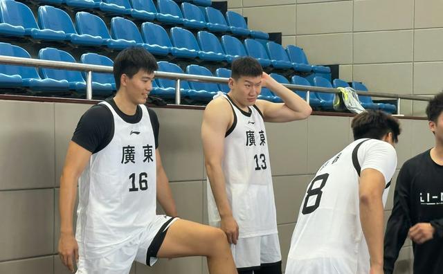 广东备战全运会！“黑白矮”驰援杜锋，男篮四大中锋正式到位！