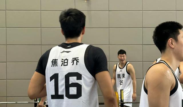 广东备战全运会！“黑白矮”驰援杜锋，男篮四大中锋正式到位！