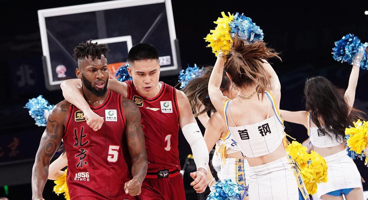 北京后卫5人组确立！17分外援续约，赵睿不争首发，方硕只打1年