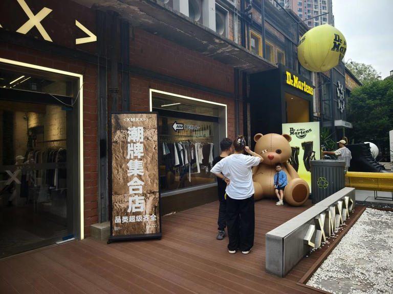 百年商圈“逆生长” 年轻人爱逛“老工厂” 成都“首店经济”何以引爆消费新活力｜活力中国调研行