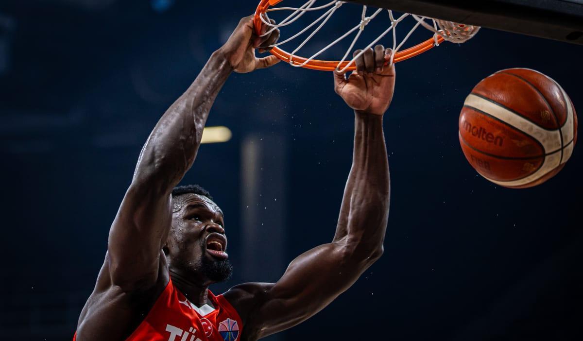打出了一场攻守兼备的表现！76人内线新星正在逐渐适应FIBA比赛？