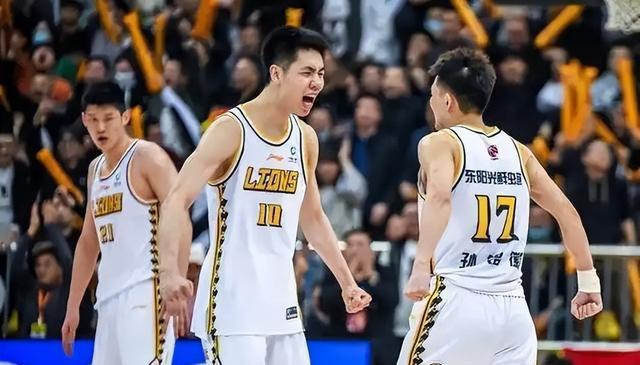 广东签2米01潜力前锋，辽宁功勋队长退役，广厦夺冠竟难觅冠名商