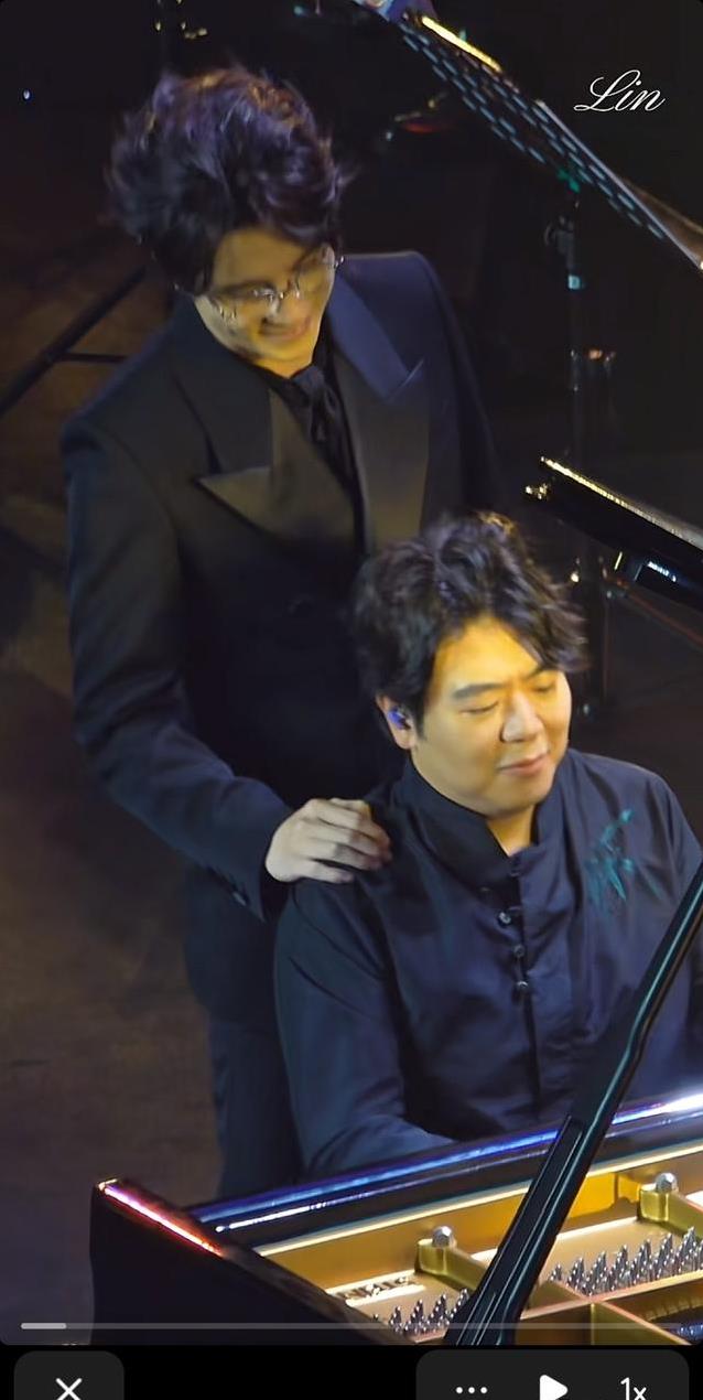 郎朗音乐会技惊四座，火锅照却抢风头，夫妻身材差引热议？