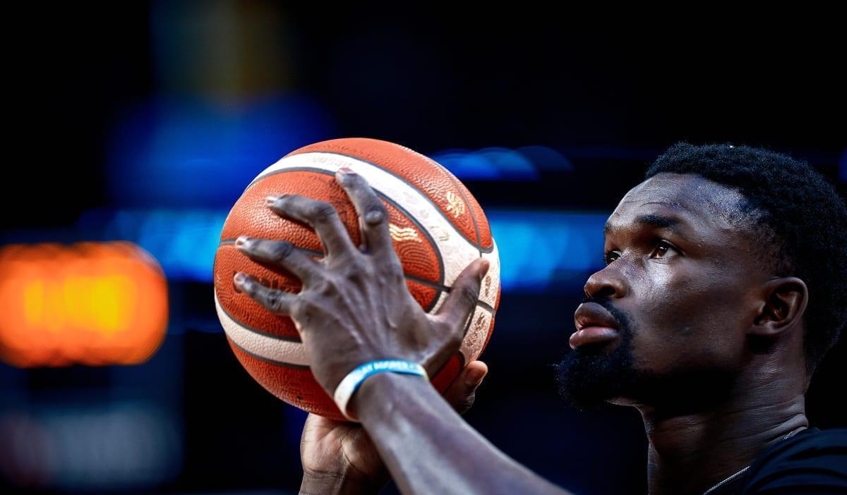 打出了一场攻守兼备的表现！76人内线新星正在逐渐适应FIBA比赛？