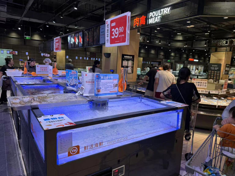 永辉金山万达店内，鲜活梭子蟹傍晚时已沽清。叶宇摄