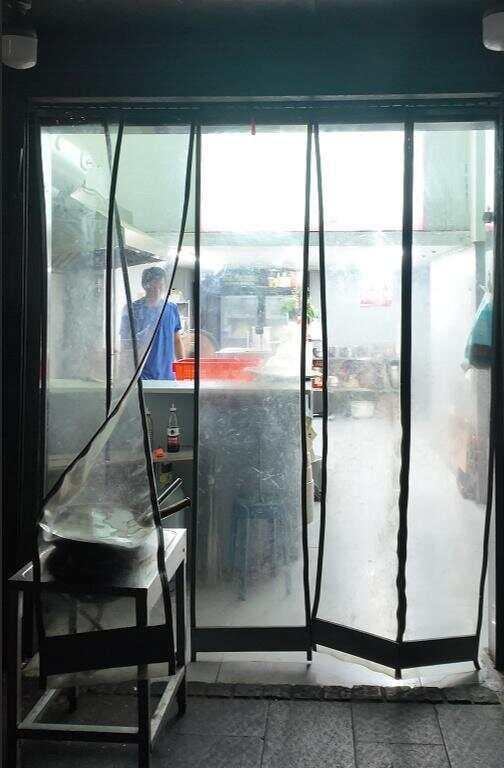 38岁面馆老板凌晨4点做热干面，晚上踢汉超：生活和爱好都不能丢