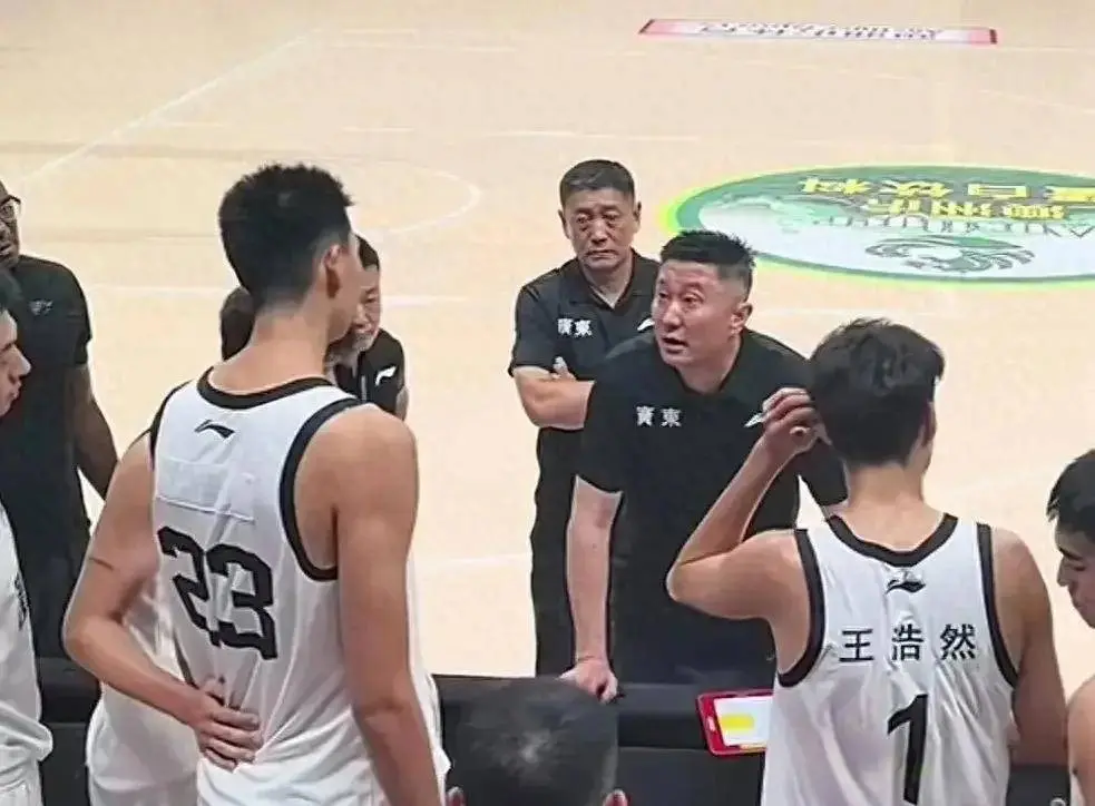 广东全运男篮体测，杜锋和徐昕没有交流，徐昕肉眼可见变壮了