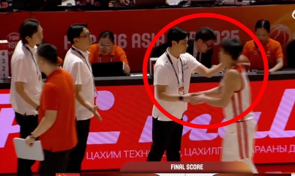 最后3.4秒，韩国球员输球又输人，拒绝和中国男篮握手致意！