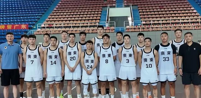 广东超豪华阵容集结，辽宁2大新星留洋，1米86后卫加盟山东遭质疑