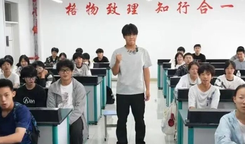 “苏超”最年轻球员上高中了，入学前一晚代表镇江队踢满全场