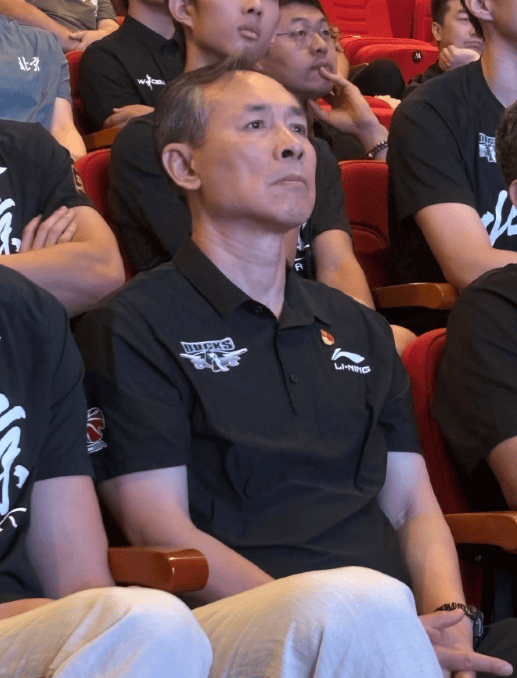 北京首钢男女篮和各梯队今天上午集体观看九三盛大阅兵