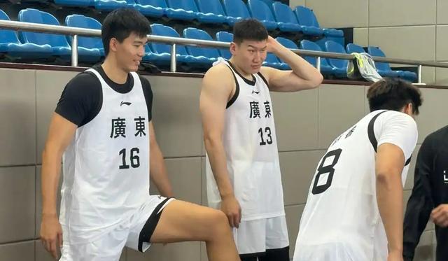 广东超豪华阵容集结，辽宁2大新星留洋，1米86后卫加盟山东遭质疑