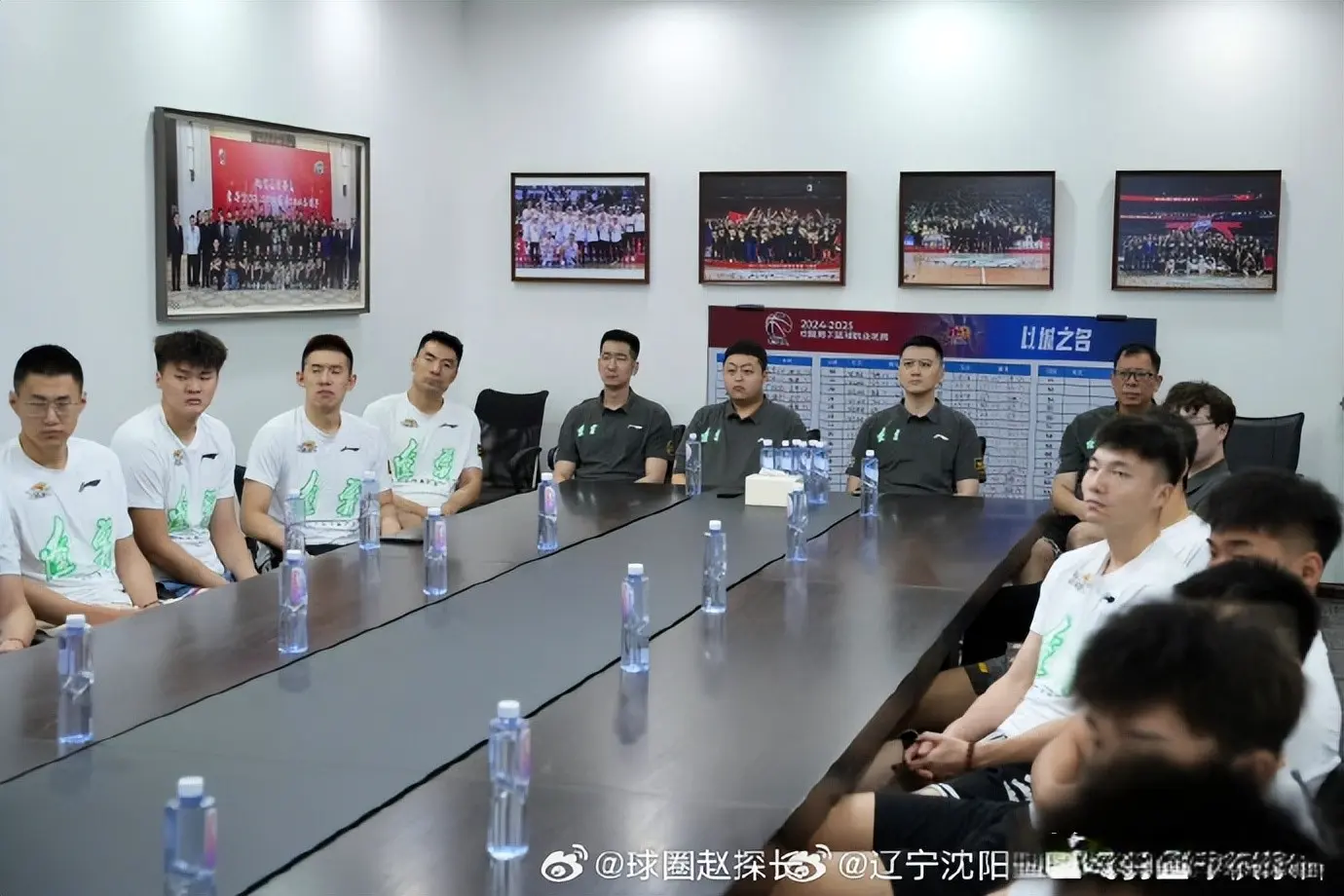 多支CBA球队组织队员观看九三阅兵，北京队最抢眼，范子铭成焦点