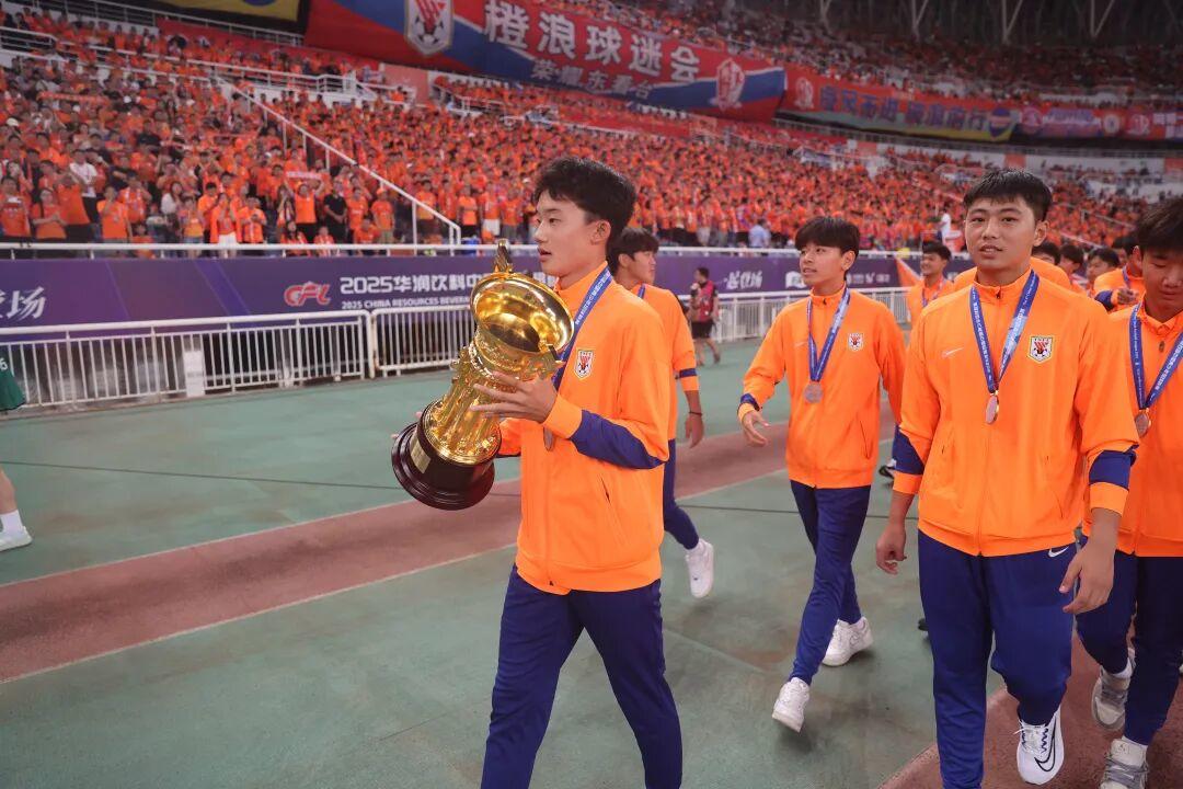 泰山U15球员在鲁京大战前绕场庆祝夺冠，青训荣耀在这一刻传承