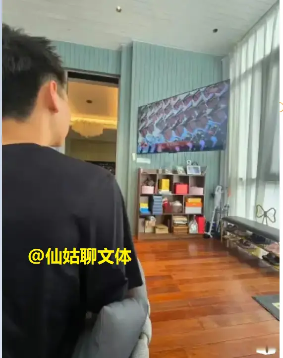 崔永熙今天已回国，落地后第一件事就是看九三阅兵，广东球迷点赞