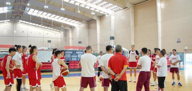 仅剩16人了！中国女篮传来最新消息，又有2人退出，宫鲁鸣难啊…
