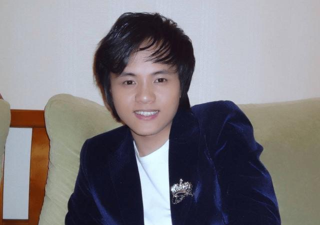 14岁开演唱会，23岁一首歌狂赚2亿，29岁成教授，郑源如今怎样了
