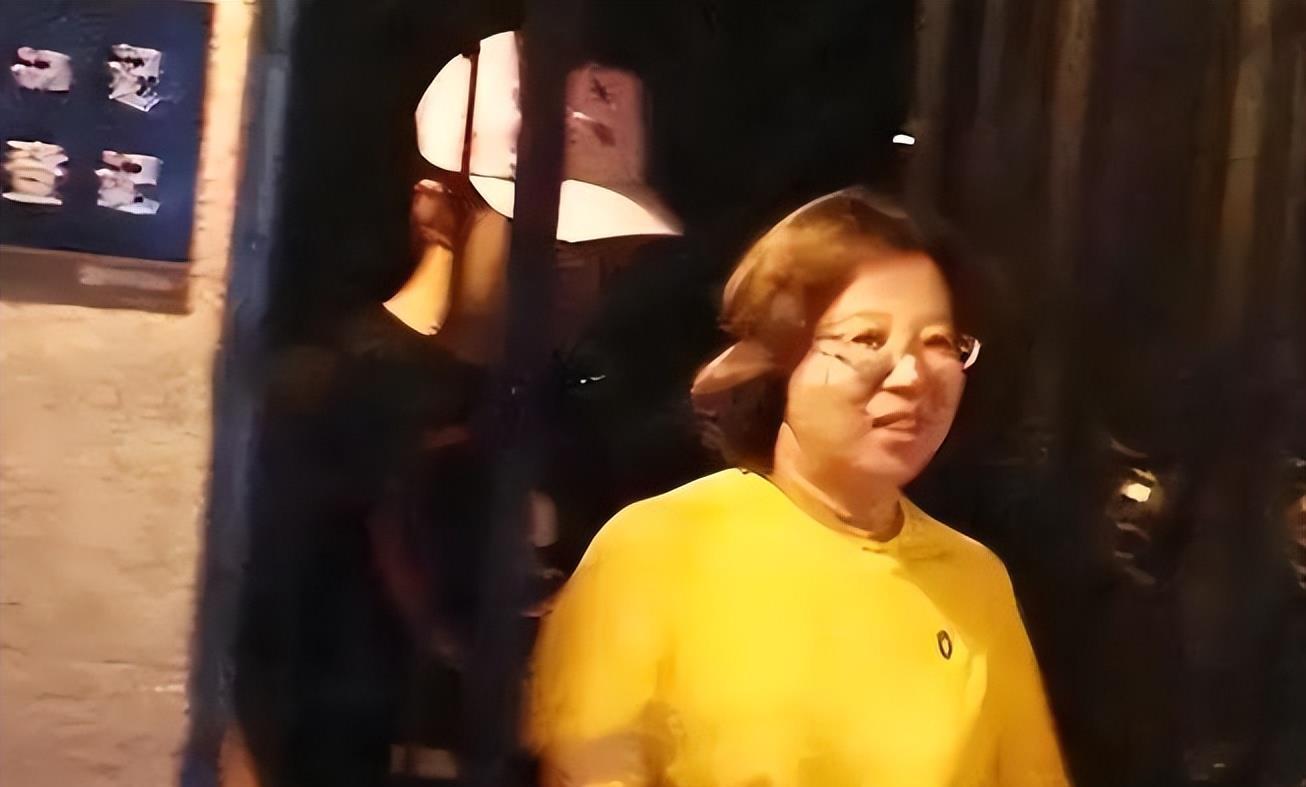 郭麒麟生母胡中惠，离婚后移居日本，如今25年过去她已是亿万富婆