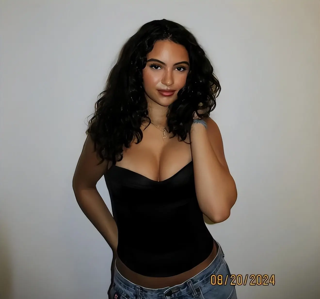 布朗尼为女友庆生，新赛季年薪195万，立足NBA，美丽女友得到认可