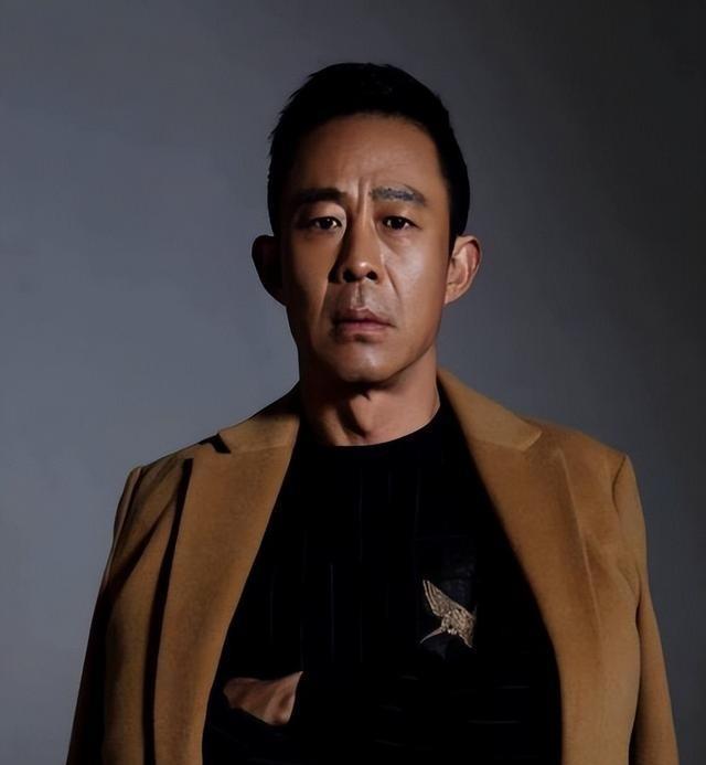 “铁打的侯勇流水的妻”：房子越换越大，老婆越换越小？