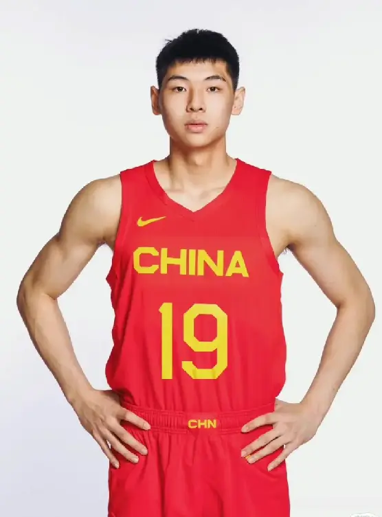 崔永熙今天已回国，落地后第一件事就是看九三阅兵，广东球迷点赞
