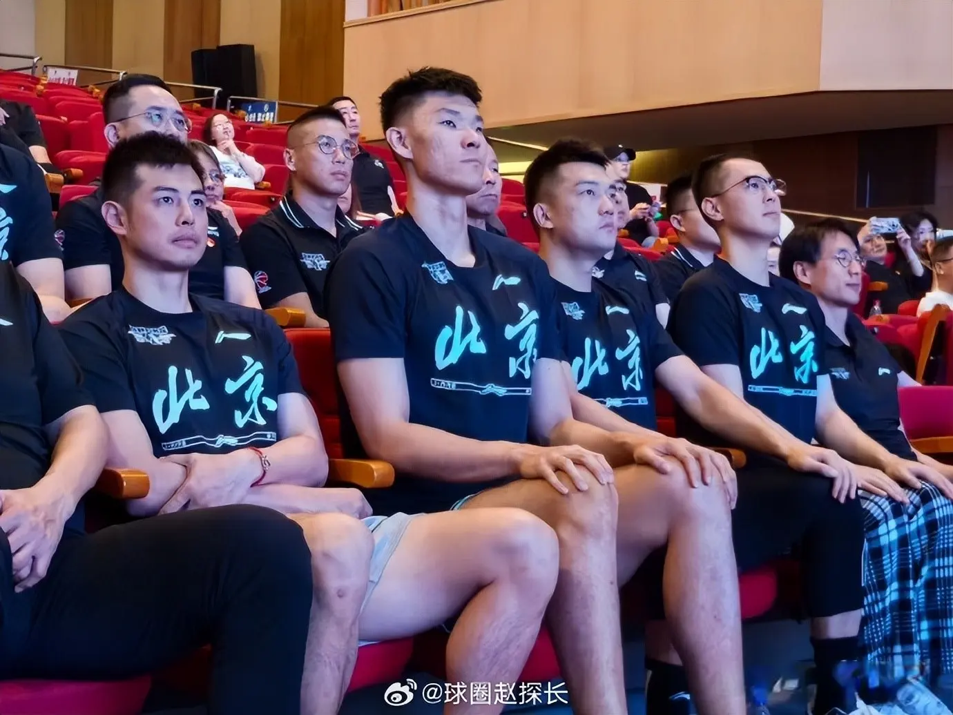 多支CBA球队组织队员观看九三阅兵，北京队最抢眼，范子铭成焦点