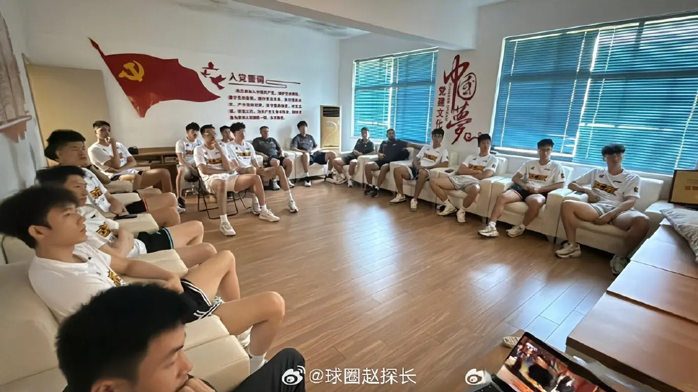 多支CBA球队组织队员观看九三阅兵，北京队最抢眼，范子铭成焦点