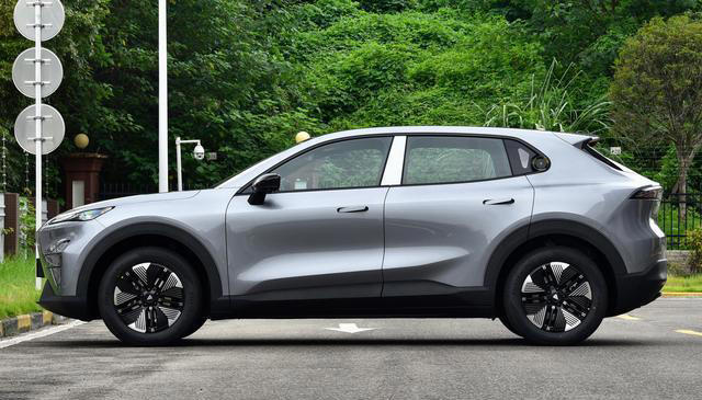 新款深蓝S05正式上市，优缺点是什么？