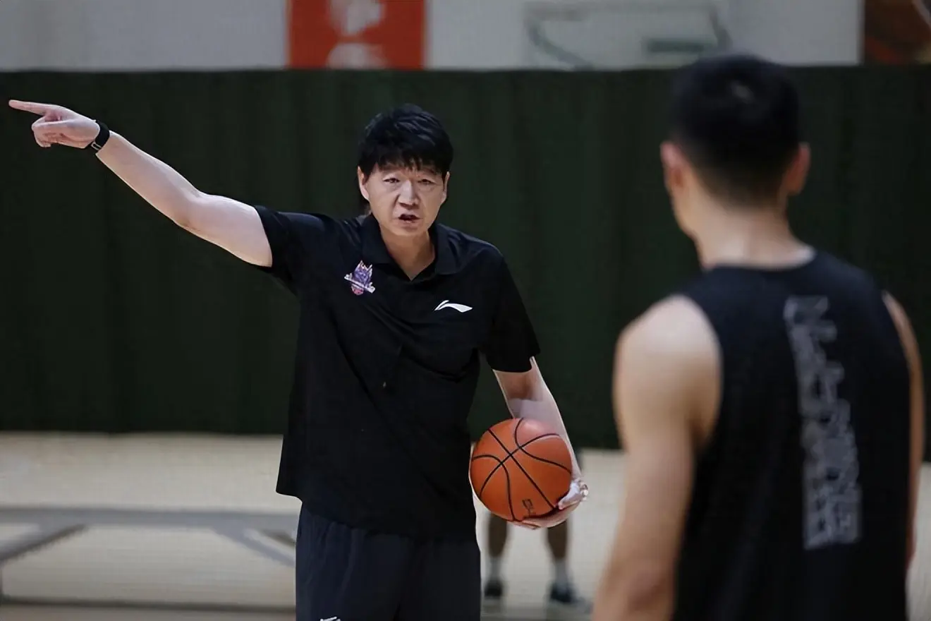 22点01分！山东男篮双外援确定，第3外援锁定内线，强援驰援邱彪