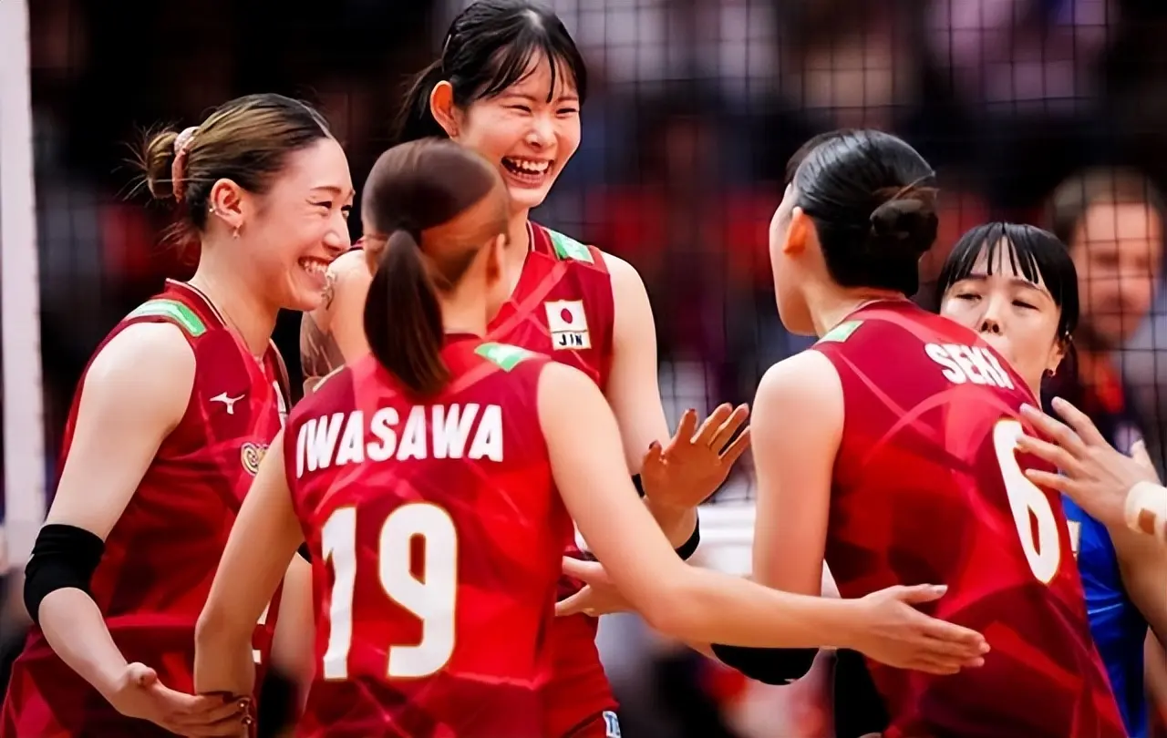 女排世锦赛3-2！决出首支4强球队：亚洲独苗大逆转，全队陷入狂欢