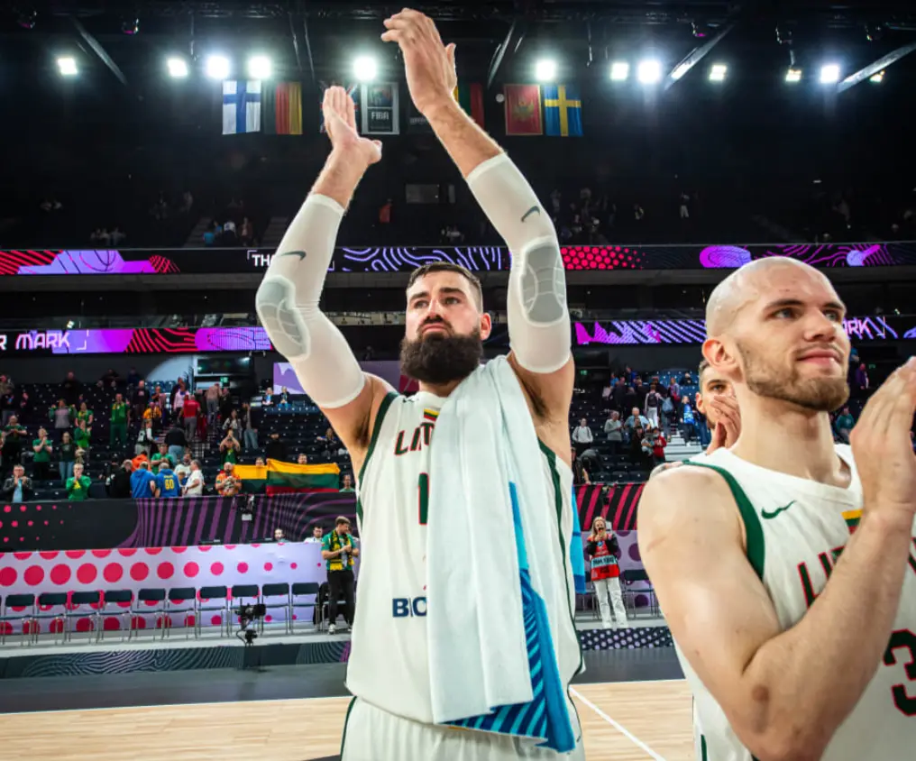 为胜利怒目圆瞪？瓦兰18+9+2断2帽打出巨星气势 立陶宛锁B组第二