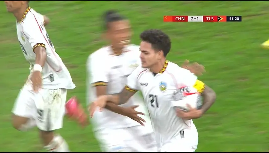 中国男足2-1险胜东帝汶，球员表现糟糕，表现更糟糕的是球场草皮