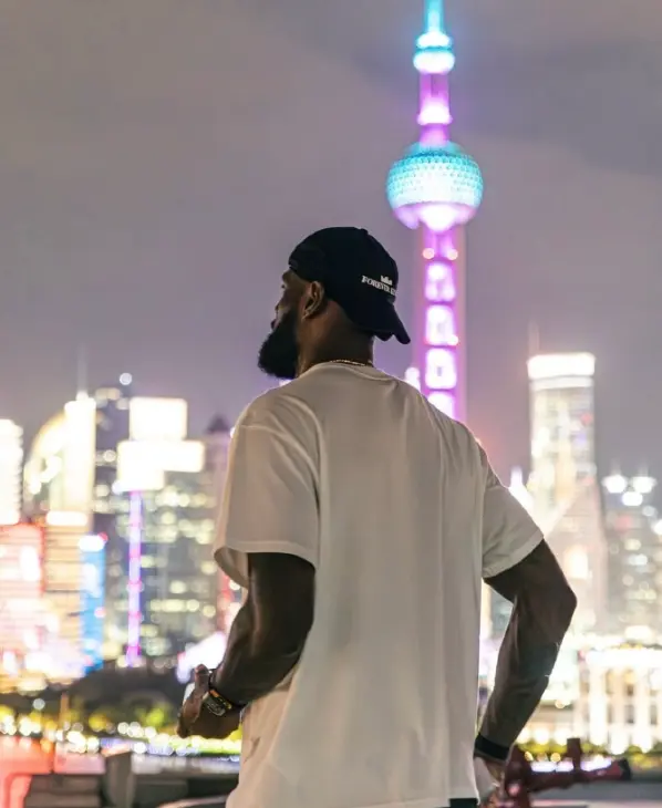 球迷酒店健身房蹲守詹皇成功：一同训练1小时！上海活动地点已路透