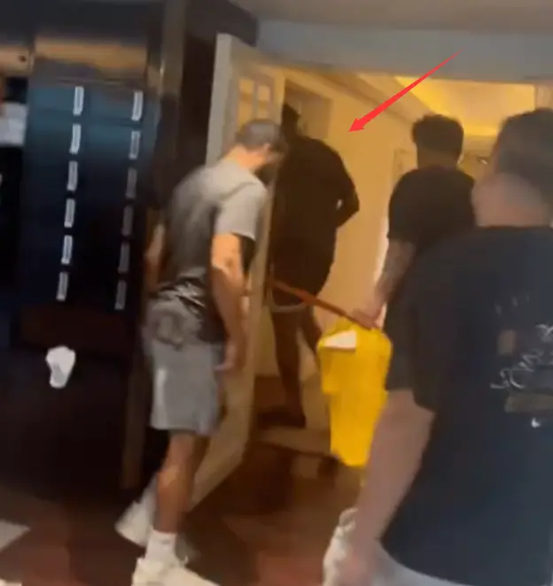 球迷酒店健身房蹲守詹皇成功：一同训练1小时！上海活动地点已路透
