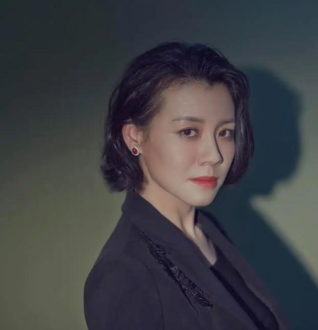 与四婚名导同居三年流产两次不结婚，转身下嫁穷小子，如今咋样？