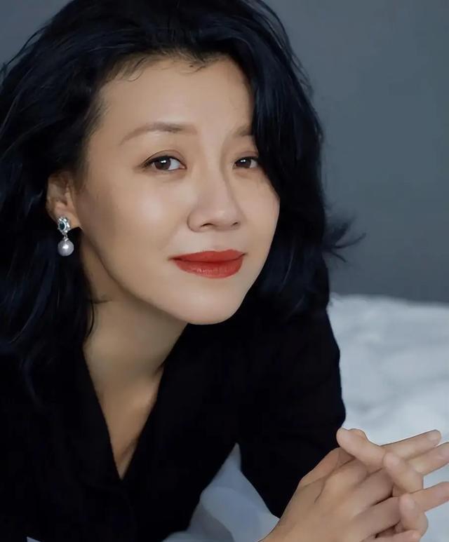 与四婚名导同居三年流产两次不结婚，转身下嫁穷小子，如今咋样？
