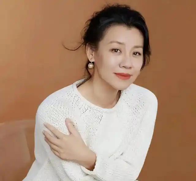 与四婚名导同居三年流产两次不结婚，转身下嫁穷小子，如今咋样？